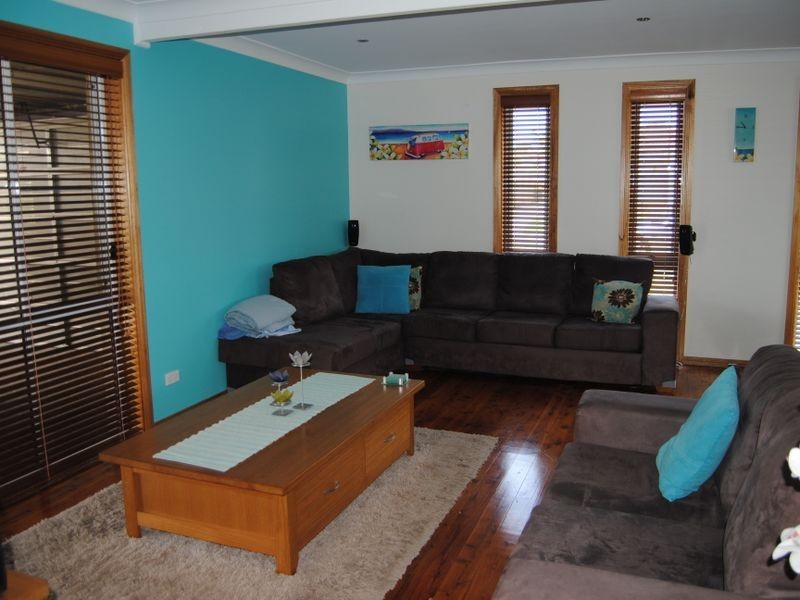 70 Barton Street, Oak Flats NSW 2529