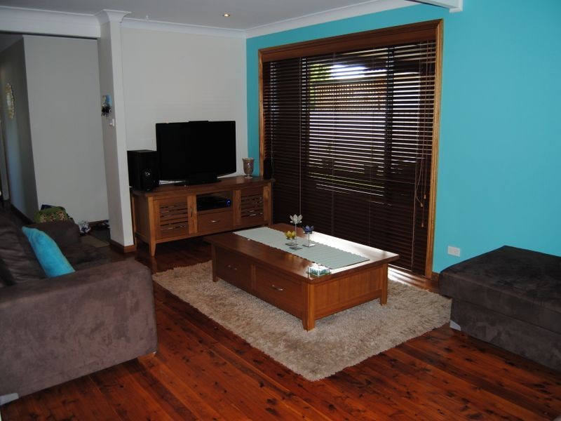 70 Barton Street, Oak Flats NSW 2529