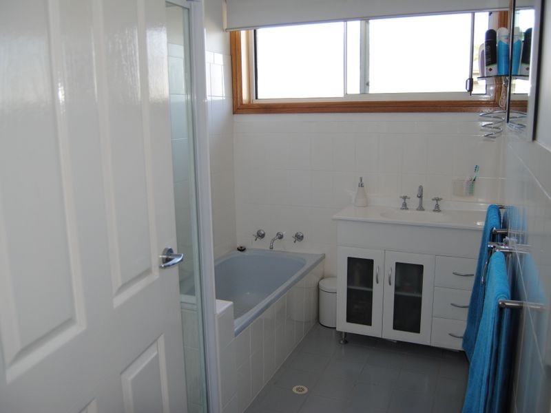 70 Barton Street, Oak Flats NSW 2529