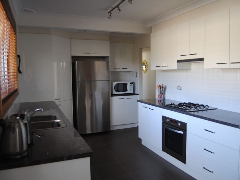 70 Barton Street, Oak Flats NSW 2529