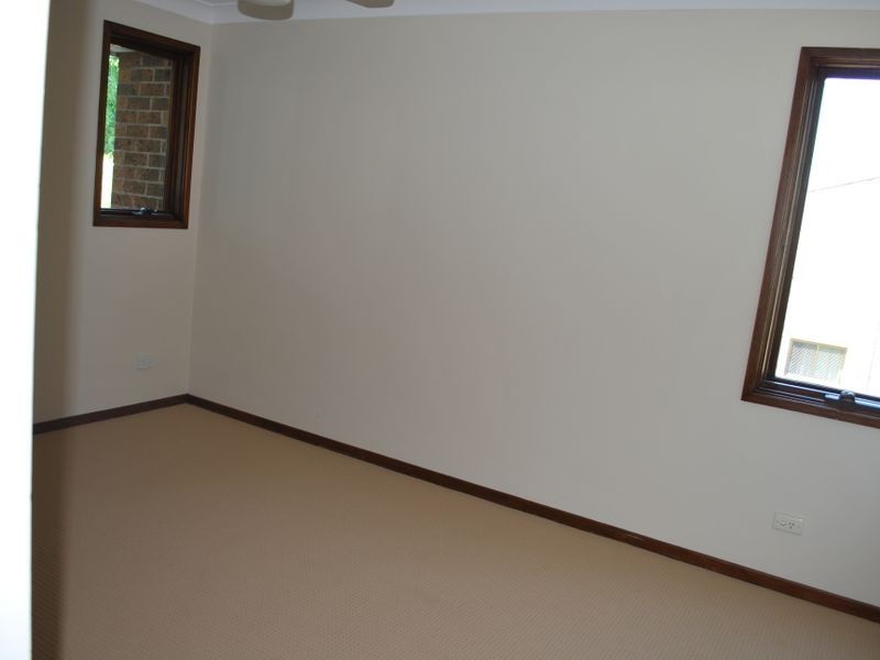 33 Hassan Street, Lake Heights NSW 2502