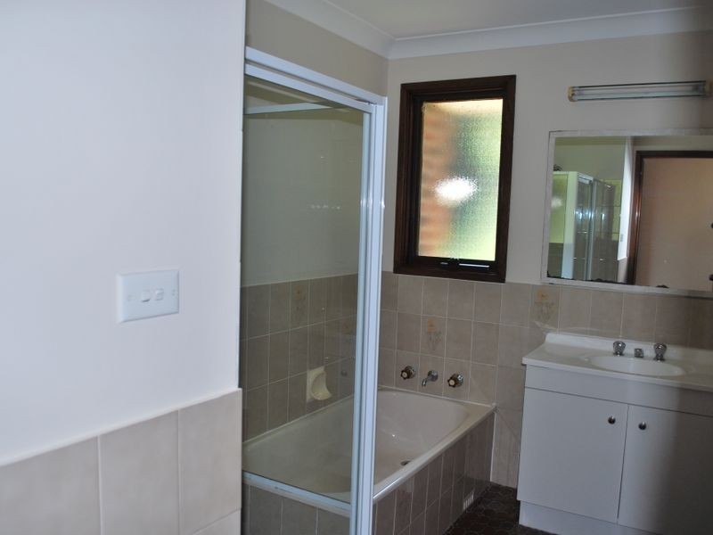 33 Hassan Street, Lake Heights NSW 2502