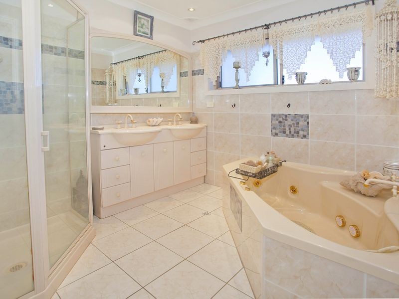 13 Burrows Avenue, Kanahooka NSW 2530