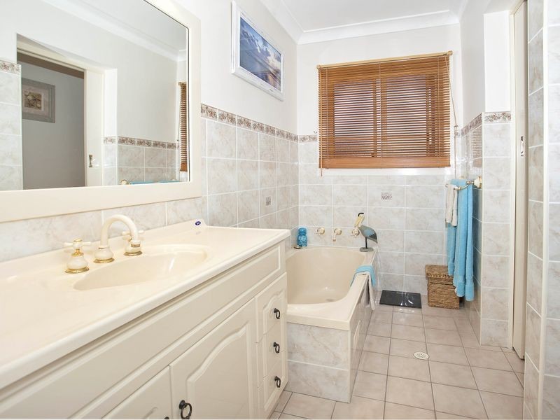 13 Burrows Avenue, Kanahooka NSW 2530