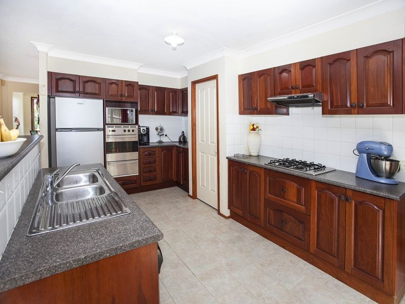 6 Sandalwood Road, Farmborough Heights NSW 2526