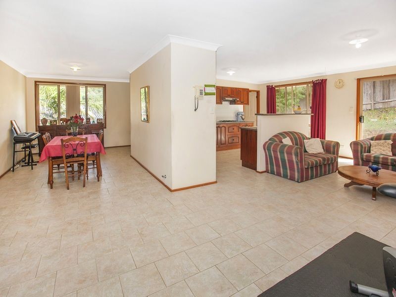 6 Sandalwood Road, Farmborough Heights NSW 2526