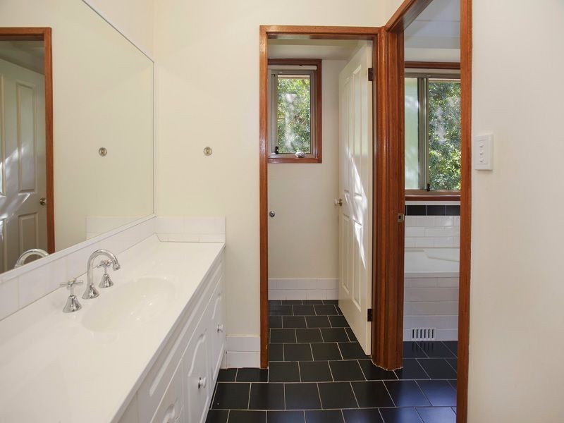 6 Sandalwood Road, Farmborough Heights NSW 2526