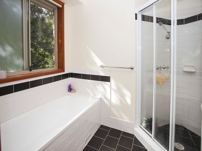 6 Sandalwood Road, Farmborough Heights NSW 2526