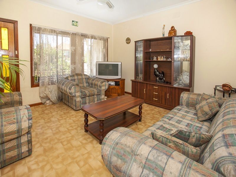 12 Lake Heights Road, Lake Heights NSW 2502