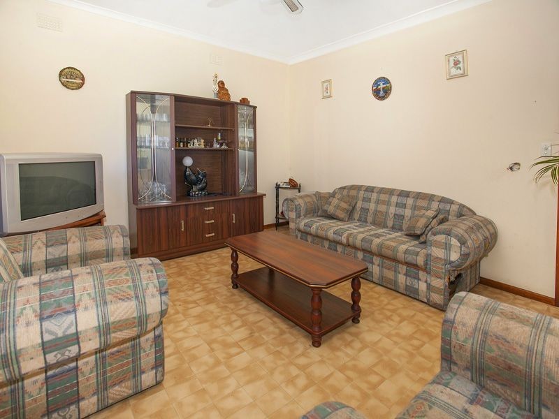 12 Lake Heights Road, Lake Heights NSW 2502