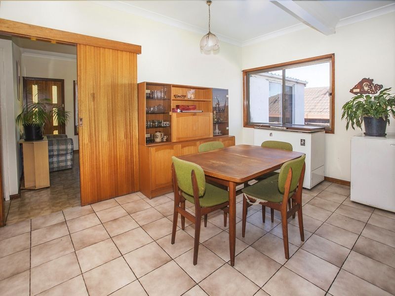 12 Lake Heights Road, Lake Heights NSW 2502