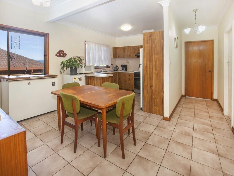 12 Lake Heights Road, Lake Heights NSW 2502