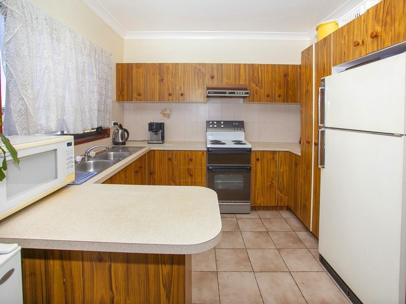 12 Lake Heights Road, Lake Heights NSW 2502