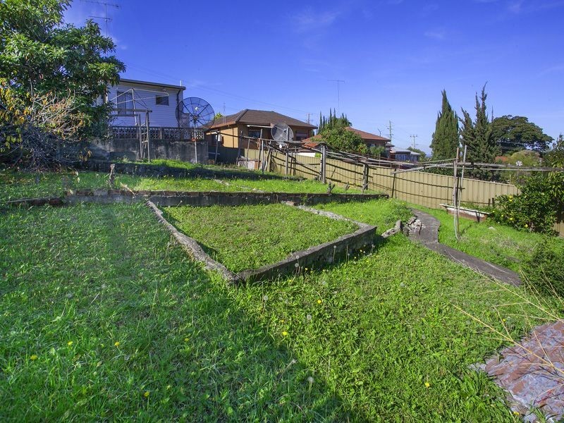 12 Lake Heights Road, Lake Heights NSW 2502
