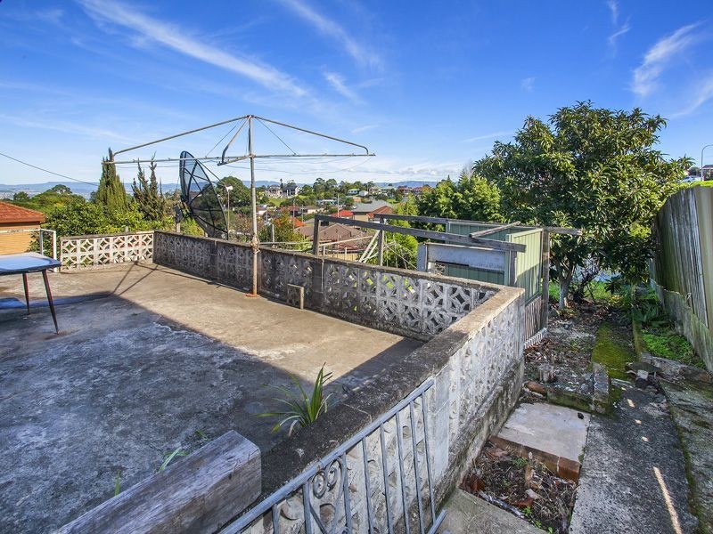 12 Lake Heights Road, Lake Heights NSW 2502