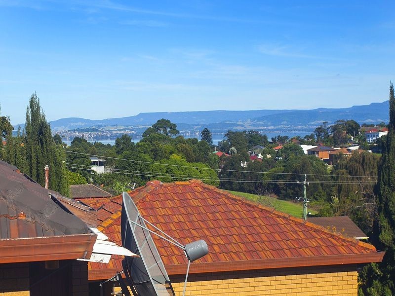 12 Lake Heights Road, Lake Heights NSW 2502