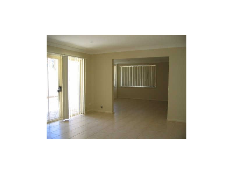 2/8 Chaffey Way, Albion Park NSW 2527