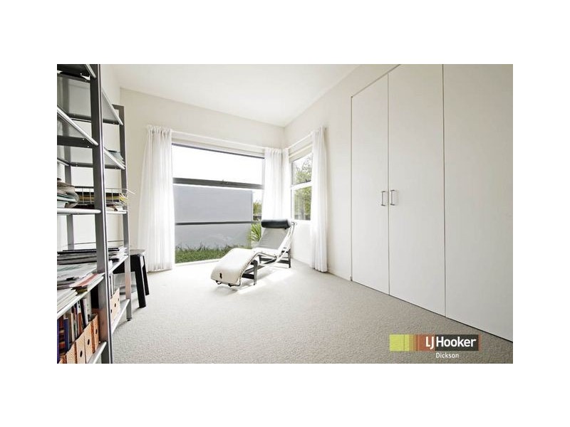 1/6 Hall Street, Lyneham ACT 2602