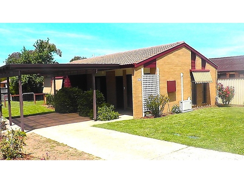 4 McGhie Place, Latham ACT 2615