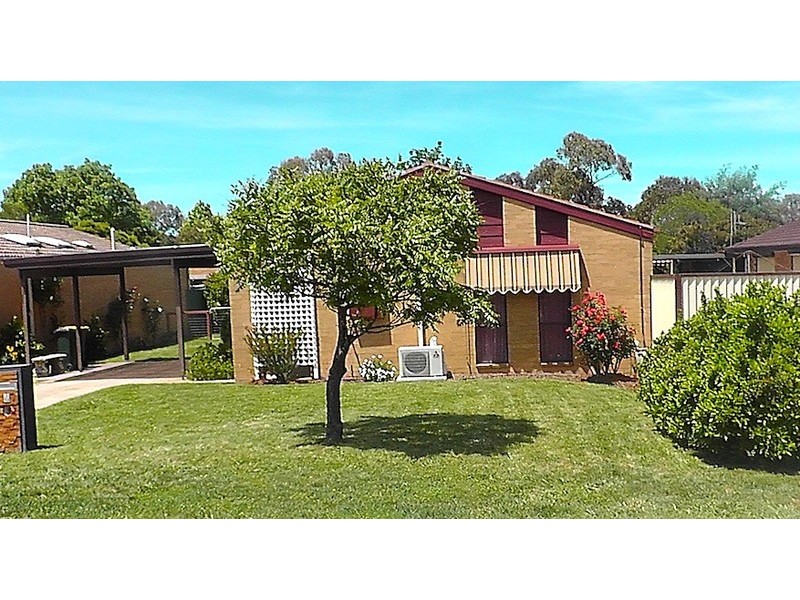 4 McGhie Place, Latham ACT 2615