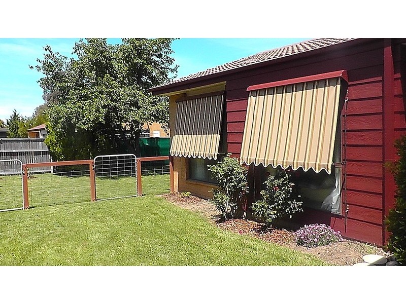 4 McGhie Place, Latham ACT 2615