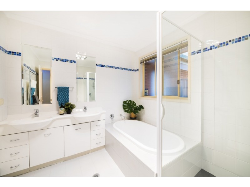 5 Kinlyside Avenue, Jerrabomberra NSW 2619