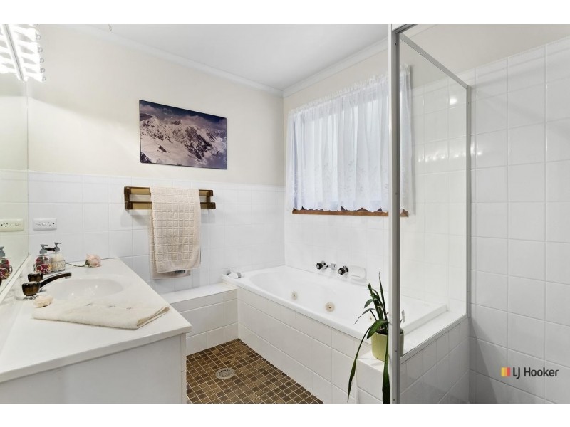 18 Dash Crescent, Fadden ACT 2904