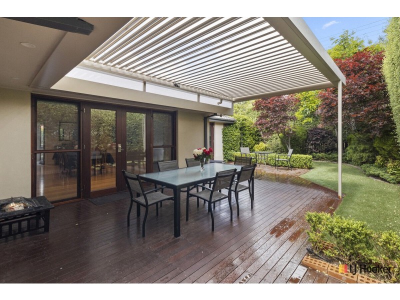 11 Macalister Crescent, Curtin ACT 2605