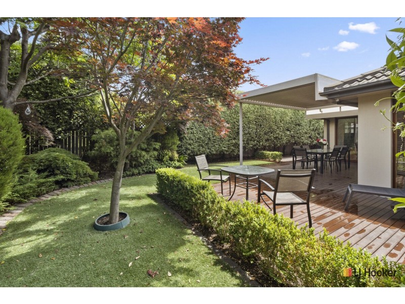 11 Macalister Crescent, Curtin ACT 2605