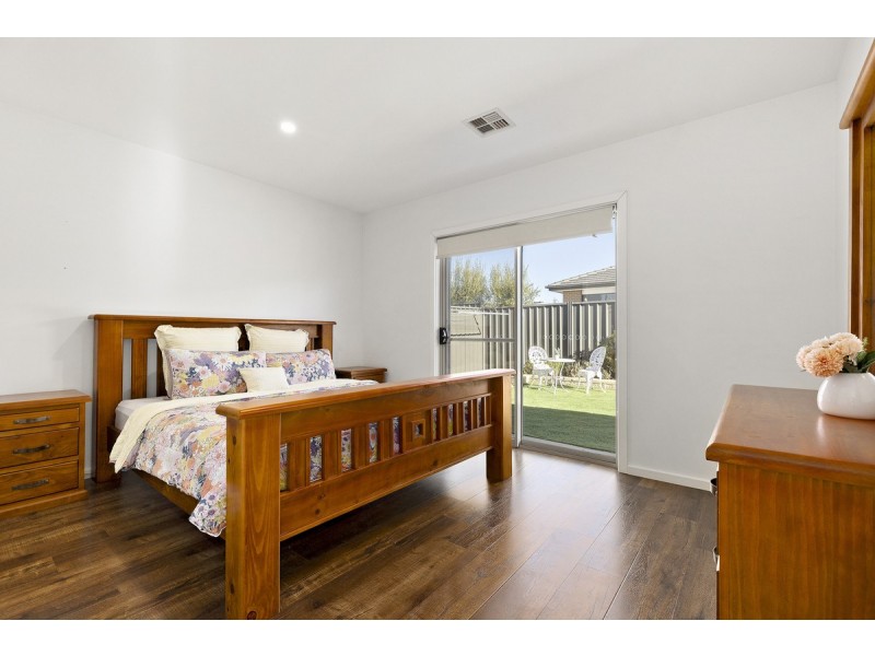 14 Zealie Bend, Googong NSW 2620