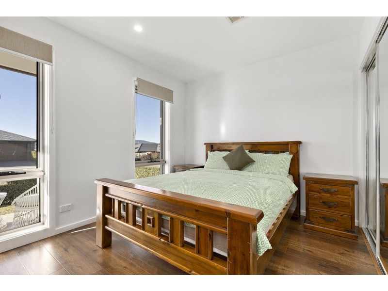 14 Zealie Bend, Googong NSW 2620
