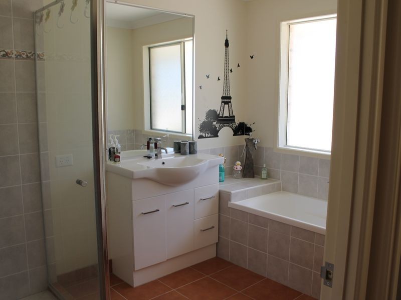 75 Fairway Drive, Kensington Grove QLD 4341