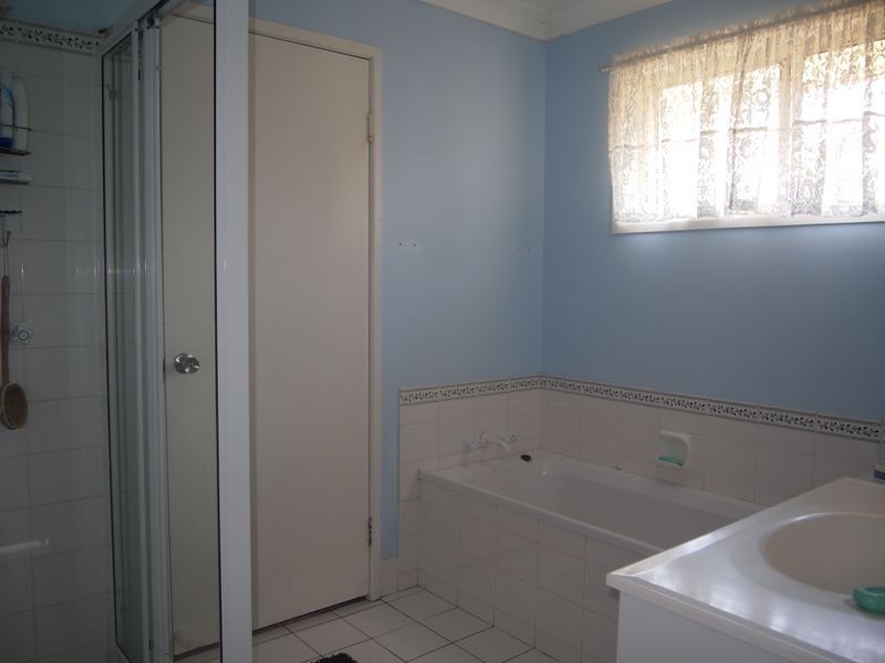 11 Topaz Crescent, Lockyer Waters QLD 4311