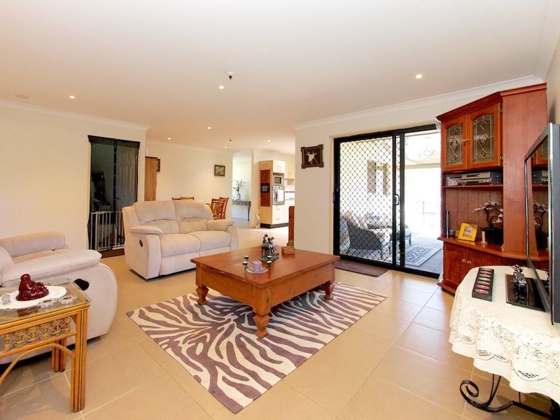 18 Stephenson Crescent, Kensington Grove QLD 4341