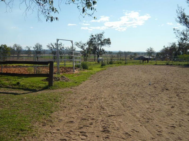 2 Logan Road, College View QLD 4343