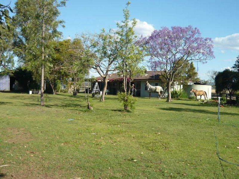 2 Logan Road, College View QLD 4343