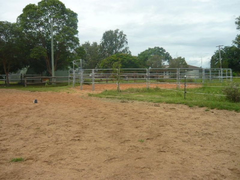2 Logan Road, College View QLD 4343