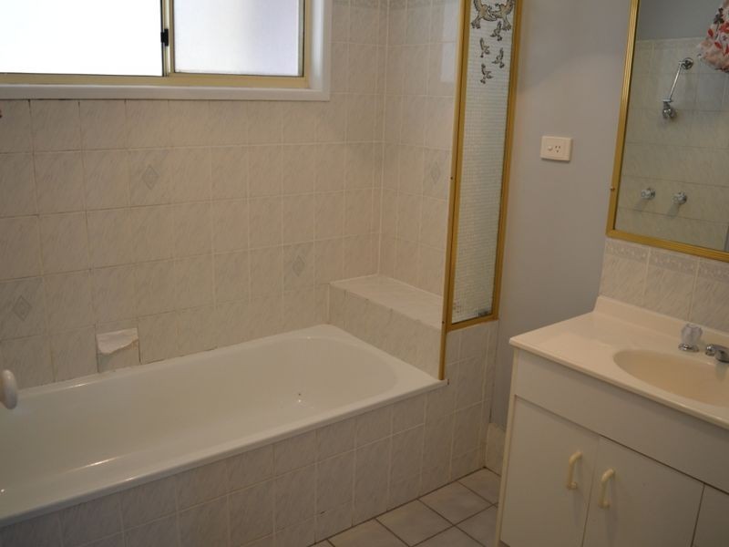 5 Banksia Court, Morton Vale QLD 4343