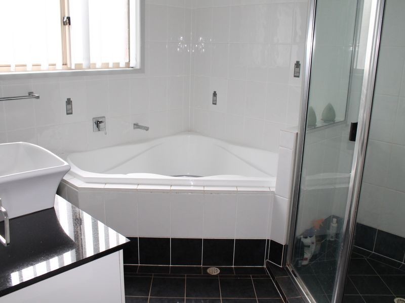 4 Cockatoo Court, Regency Downs QLD 4341