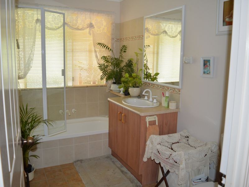 10 Walter Court, Glenore Grove QLD 4342