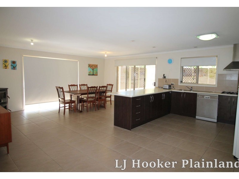 23 Stephenson Cres, Kensington Grove QLD 4341
