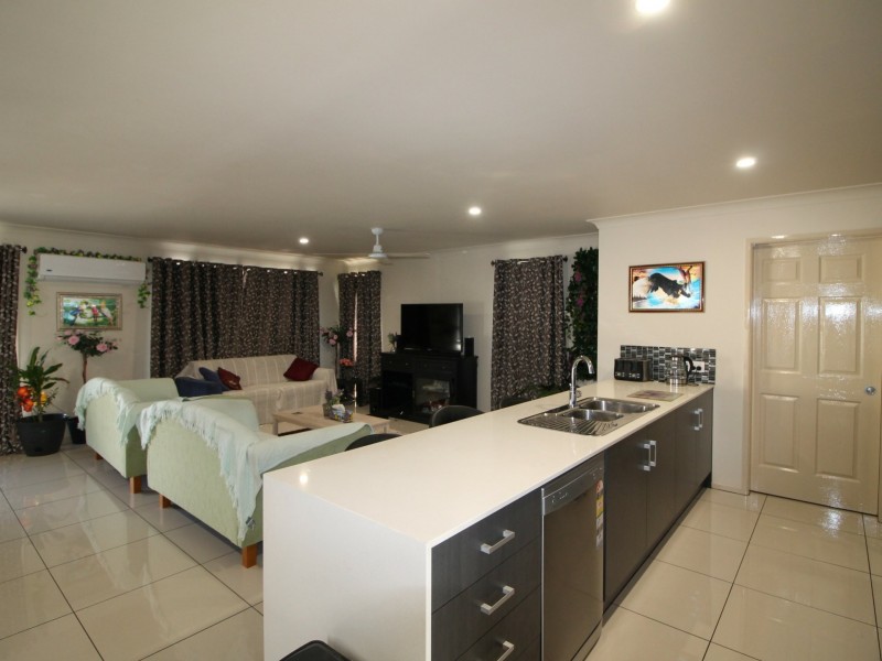 135 Lakes Dr, Laidley Heights QLD 4341
