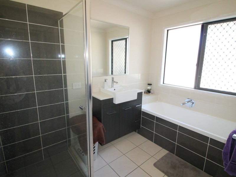 135 Lakes Dr, Laidley Heights QLD 4341