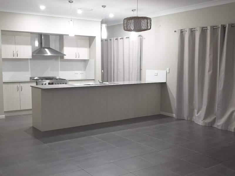 11 Silverton Place, Kensington Grove QLD 4341