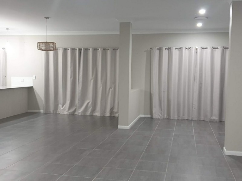 11 Silverton Place, Kensington Grove QLD 4341