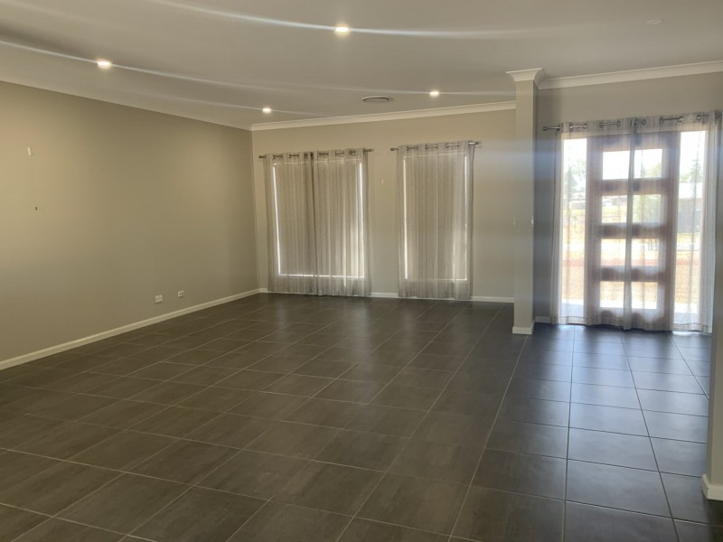 11 Silverton Place, Kensington Grove QLD 4341