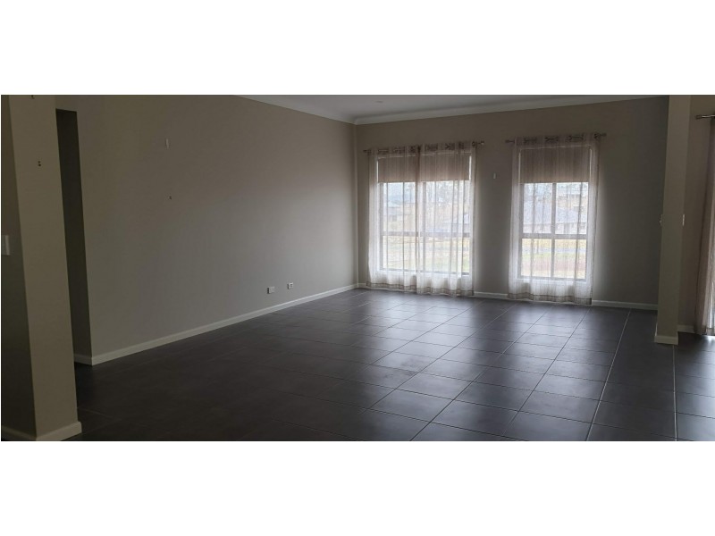 11 Silverton Place, Kensington Grove QLD 4341