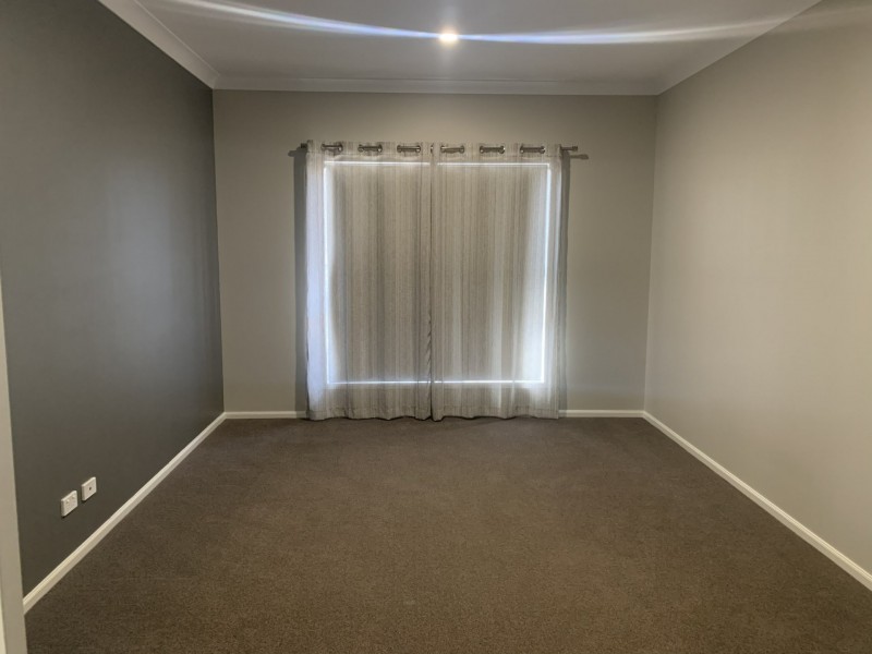 11 Silverton Place, Kensington Grove QLD 4341