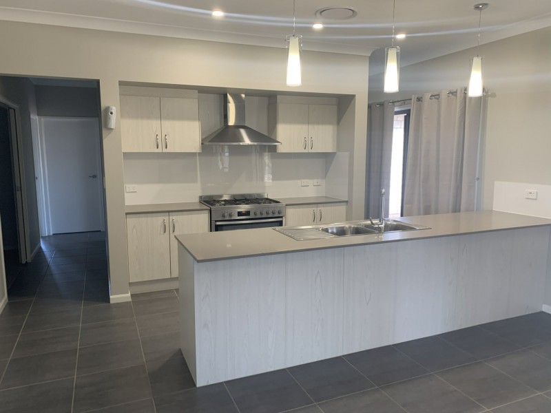 11 Silverton Place, Kensington Grove QLD 4341