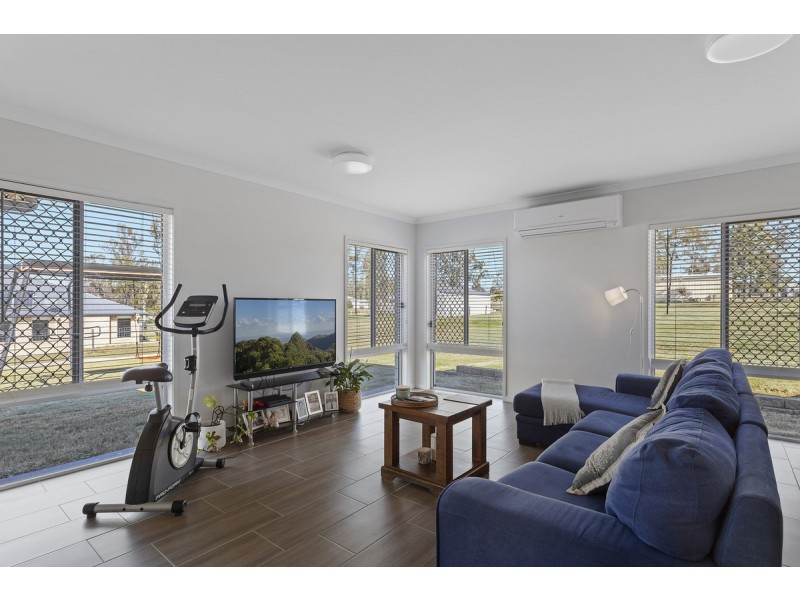 4 Wakefield Crescent, Kensington Grove QLD 4341